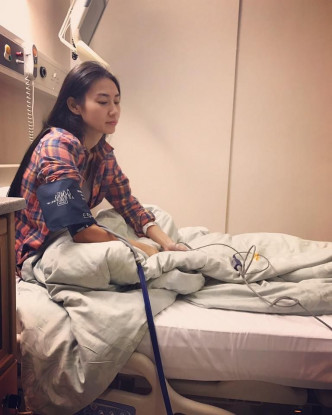 傷到入院

同張致恆啱啱分手時，Xenia壓力大到胃痛，原來膽石引致膽發炎，要入院做手術。