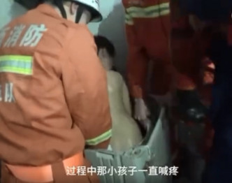 消防员花了50分钟后终于将男童救出。网上图片
