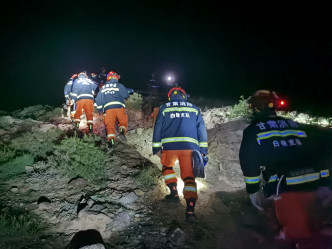 消防救援人员通宵搜救失踪者。新华社
