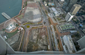 发展局局长黄伟纶称，中环新海滨商业地下季推出，并采双信封制。