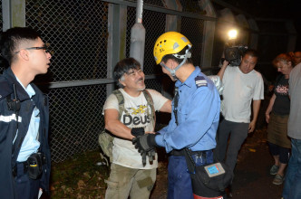 获救的行山客与消防握手致谢。李子平摄