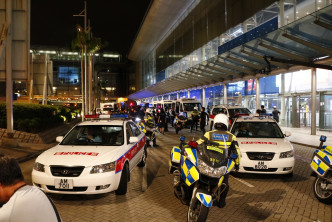 电影其中一幕反恐场口在香港机铁站取景，动员过百，更租用十多部警车、救护车、消防车，场面浩大。