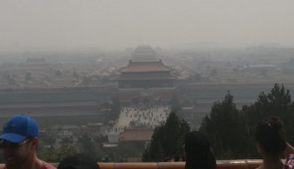 北京故宫一带遭受雾霾笼罩。网图