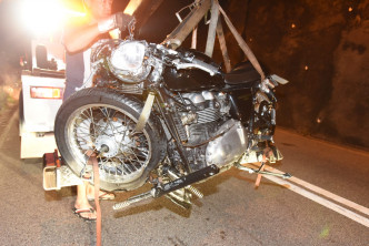 仿古電單車車頭被撞至變形。