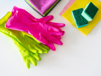 清洁时使用手套可保护自己免受化学物质伤害。