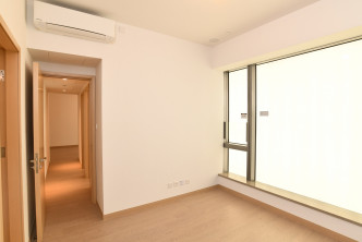 房间设有几近落地的大窗，为房间引入充裕的天然光。（1B座18楼B室交楼标准示位）