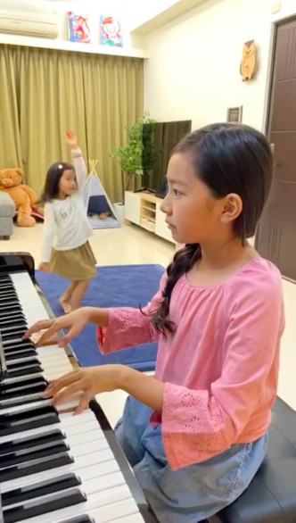 《五個小孩的校長》演珠女親自譜寫鋼琴曲譜，妹妹Emma伴舞支持。