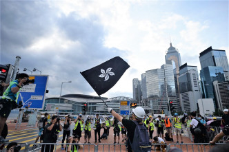 有人揮舞黑色香港區旗。