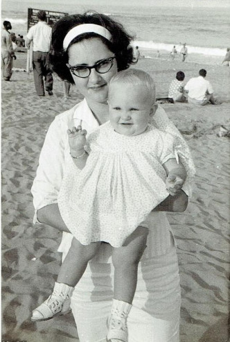 嬰兒時的達洛許與母親。網圖