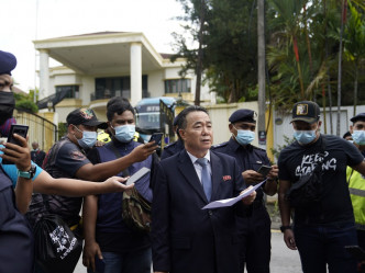 大使馆发言人金宇宋离开前向传媒发表声明。AP