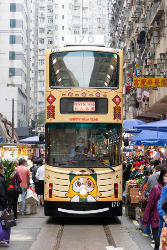 是次「賀年花車」車身是由香港電車及「天下貓貓一樣貓」團隊聯手設計。電車圖片