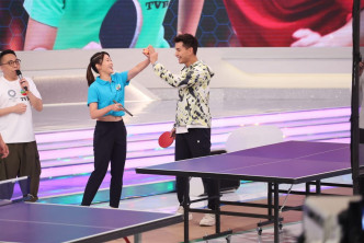 节目中陈展鹏进行乒乓球赛游戏。