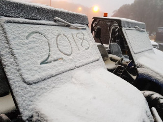 荷斯安山地区有居民指，通常在4月底时才会降雪，但这几晚已经落下了3至4厘米厚度的大雪。