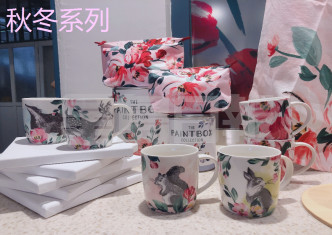 今季 Paintbox Flowers 灵感来自一系列怀旧的画和艺术工具，设计团队就藉著灵感以油画的风格展来汇聚复古摩登一面，粉红色主调配以手绘效果带来新鲜感。