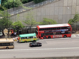 小巴與巴士相撞。 香港交通突發報料區FB/網民Sunny Day圖