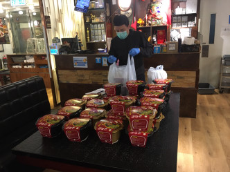 杜大伟的火锅店近日增设外卖服务，身为老板的他都要回铺头帮手包装鸡煲。