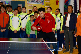 中國乒乓球隊星將張繼科在探訪期間亦有落場一展身手。王嘉豪攝