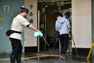清洁工人加强清洗消毒。