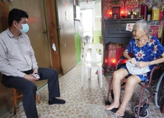 馬來西亞州議員曾笳恩日前協助施美華回新加坡治病。曾笳恩facebook圖片
