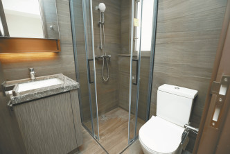 浴室备有独立淋浴间，打理方便。