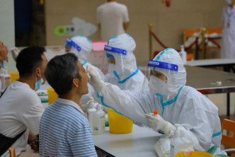 广州医务人员为市民进行核酸检测。网上图片
