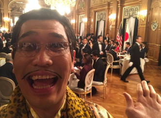 Piko太郎获邀出席晚宴，劲兴奋。