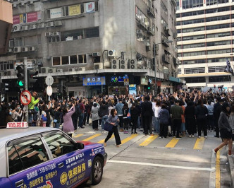 長沙灣部分示威佔據馬路。圖：網民石兒 ‎香港突發事故報料區