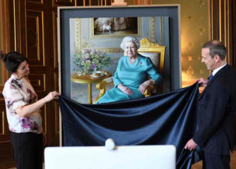 英女皇全新肖像画揭幕。AP