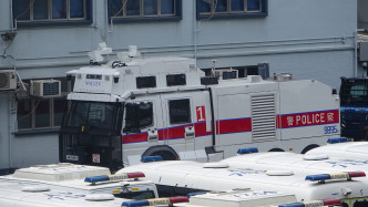 水砲車在深水埗警署內戒備。