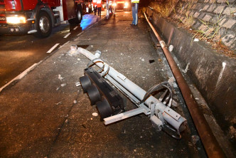 私家車疑天雨路滑撞倒獅隧路牌及交通燈。