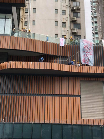 警方及消防接報到場，並游說危坐工人返回安全位置。 香港突發事故報料區FB/網民Princess Tiu圖