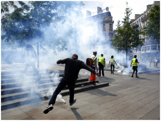 巴黎共和国广场爆发冲突。AP