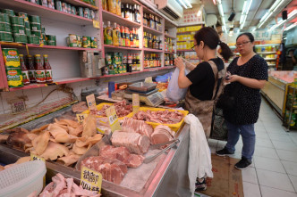 由於活貨太貴，有市民暫時轉吃冰鮮豬肉，連隨帶動凍肉檔的生意。