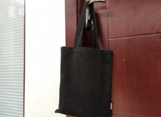 一個看起來再普通不過的黑色環保手提袋，竟是一個「偷拍器」。(網圖)