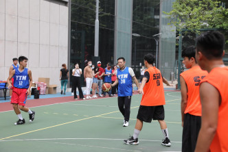 徐英偉與學生球員一同落場打波。民政事務局fb圖片