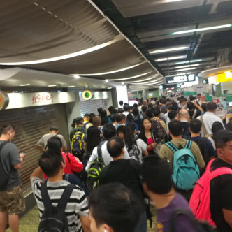 葵芳站逼滿乘客。Tsang Michael CK圖片