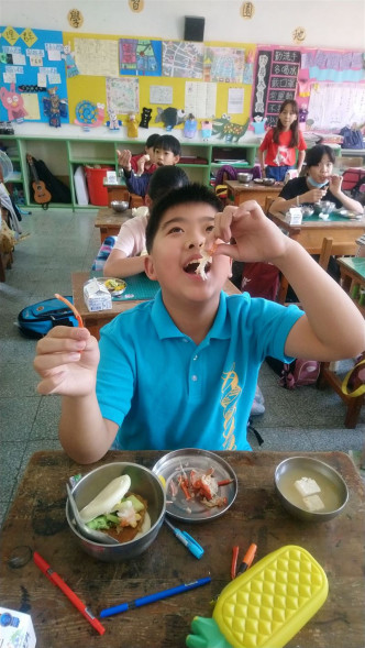 學生能嚐龍蝦大餐，達成心願。雲林縣北港鎮南陽國小FB圖片
