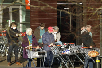 英國民眾在超市開始營業前已經排隊。AP圖片