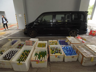 警方展示检获的七人车、饭盒及饮品等。黄文威摄