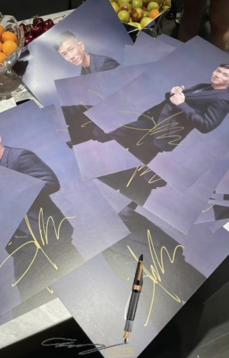 师兄替歌迷签了大堆poster。
