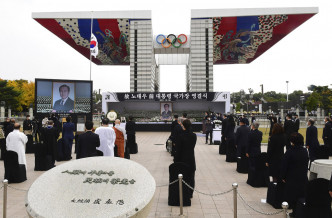 告别式在首尔市松坡区奥林匹克公园和平广场进行。美联社图片