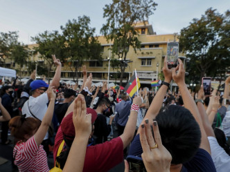 示威者舉起3隻手指表達訴求。AP