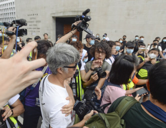 有無綫新聞攝影師（白衣）被示威者包圍、驅趕。