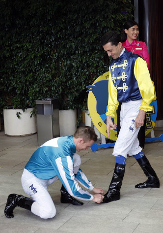 冠軍騎師潘頓為韋達擦鞋。