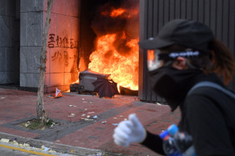 人民日报指黑暴分子、港独势力、外国干预者不希望香港改变动荡的现状。资料图片