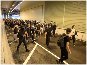 示威者经高铁站附近隧道前往广东道一带。