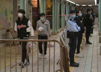 政府围封兴华邨美华楼强制检测。
