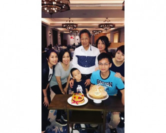 楊千嬅與家人食飯、切Cake。