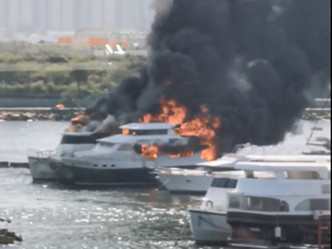 游艇突著火。影片截图