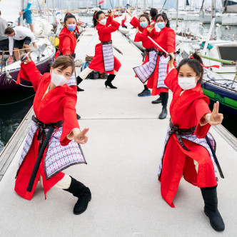 Skellum号全女班船员以花木兰造型亮相，喻意女将不比男帆船运动员逊色。相片由香港游艇会提供